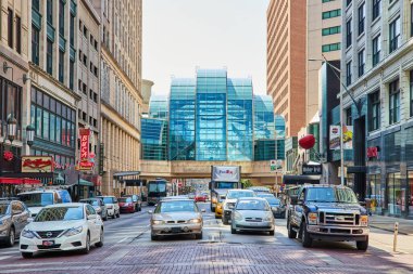 2023 Indianapolis Şehir Merkezi Gündüz Görüntüsü, Yoğun bir Sokak, FedEx Truck ve Pedestrian Köprüsü
