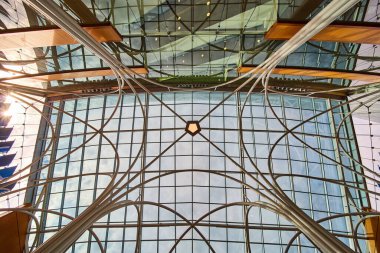 Modern Mimari Görkemli: Indianapolis Kütüphanesi, 2023 'te Cam Panellerle Geometrik Çelik Kiriş Tavanı