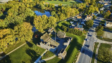 Fort Wayne, Indiana 'da tarihi bir kalenin havadan görünüşü, miras ve modern banliyö yaşamının karışımını gözler önüne seriyor.