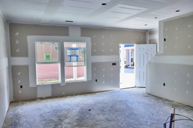 Günışığı, Fort Wayne, Indiana 'da ev yenilemelerinin ortasında geniş ve mobilyasız bir odayı dolduruyor.