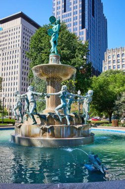 Vibrant Bronz Çeşme Şehir Merkezi Indianapolis 'teki Lush Yeşilliği' nin ortasında, 2023 Klasik Sanat ve Modern Mimarinin Bir Harmanı