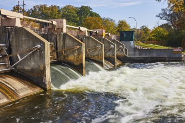 Michigan Huron Nehri 'ndeki güçlü Argo Barajı, 20. yüzyıl ortasında mühendislik, su yönetimi ve sonbahar güzelliği sergileniyor.