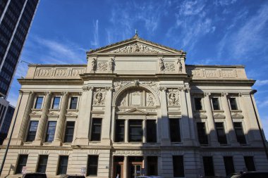 Fort Wayne, Indiana 'daki bir mahkeme binasının büyük Güzel Sanatlar mimarisinin gündüz manzarası tarihi önemi ve mimari güzelliği gözler önüne seriyor..