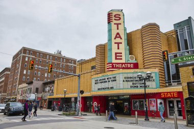 Ann Arbor, Michigan 'da neon tabelalı klasik bir amerikan atmosferi sergiliyor..