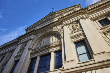 Fort Wayne, Indiana 'daki Majestic Adliyesi Açık Mavi Gökyüzüne Karşı Klasik Mimariyi Gösteriyor