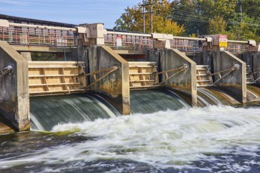 Ann Arbor, Michigan 'daki Huron Nehri' ndeki güçlü Argo Barajı öğle vakti güneş ışığı altında dinamik su akışı ve yenilenebilir enerji altyapısı sergiliyor
