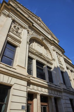 Fort Wayne, Indiana 'daki açık mavi gökyüzünün altındaki büyük bir mahkeme binasının dekoratif neoklasik mimarisi.