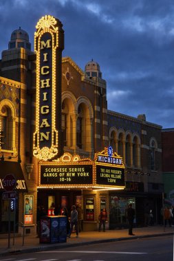Klasik Michigan Tiyatrosu, Ann Arbor şehir merkezindeki alacakaranlıkta aydınlandı. Gece vakti etkinlikleri ve kültürel etkinliklerle dolup taştı..