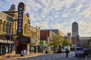 Tarihî Michigan Tiyatrosu tabelası ve Burton Anıt Kulesi 'nin yer aldığı kalabalık Ann Arbor Caddesi gündüz görünümü