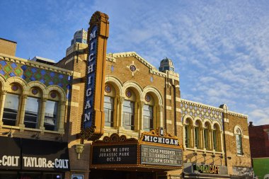 Ann Arbor State Street District şehir merkezindeki tarihi Michigan Tiyatrosu 'nun gündüz manzarası şehir mimarisi ve şehir yaşamını gözler önüne seriyor..