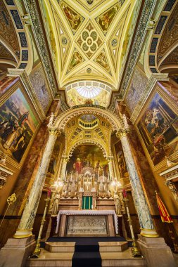 Milwaukee 'deki Aziz Josaphat Bazilikası' nın nefes kesici iç manzarası süs sunağı, mermer sütunlar ve altın freskler sergileniyor.