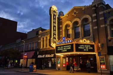 Alacakaranlık Şehir Sahnesi yayalarla aydınlanmış Michigan Tiyatrosu tabelasında Ann Arbor