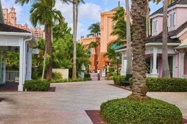 Cennet Adası, Bahamalar 'daki tropik zarafet yemyeşil, pastel koloni binaları ve manzaralı bir yürüyüş yolu.