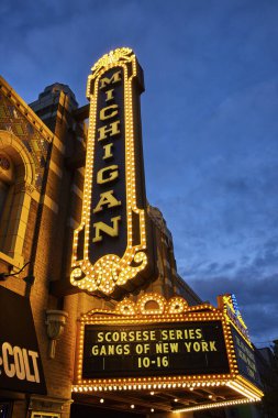 Ann Arbor şehir merkezindeki alacakaranlıkta Scorsese serisinin reklamını yapan eski Michigan Tiyatrosu afişi nostalji ve sinema kültürünü vurguluyor..