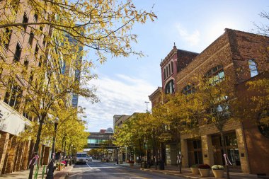 Fort Wayne, Indiana 'da Sonbahar - Tarihi ve Modern Mimarinin Canlı Bir Harmanı