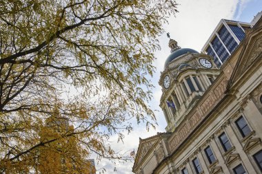 Fort Wayne, Indiana 'da bulunan tarihi bir Beaux-Arts tarzı mahkeme binasının çerçevesinde sonbahar yaprakları, hükümet mimarisinin zamansız ihtişamını gözler önüne seriyor..