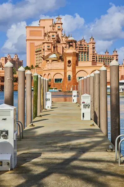 位于巴哈马拿骚天堂岛的一个码头上 正午时分 一座宏伟的粉色宫殿映入眼帘 象征着奢华与独占 — 图库照片