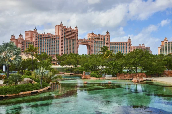 巴哈马拿骚豪华 粉红色调的度假胜地 设计宏伟的拱门 四周环绕着茂盛的绿叶和一座游泳池泻湖 是热带天堂的缩影 — 图库照片