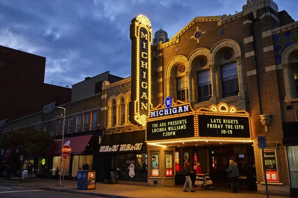 Alacakaranlık Şehir Sahnesi yayalarla aydınlanmış Michigan Tiyatrosu tabelasında Ann Arbor