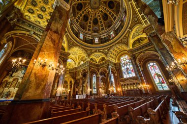 Milwaukee, Wisconsin 'deki Aziz Josaphat Bazilikasının Süslü İç Görünümü Ruhani Görkem ve Mimarinin Bir Harmanı