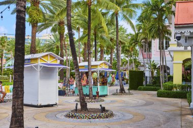 Nassau, Bahamalar 'daki tropik alışveriş cenneti canlı büfeler, palmiye ağaçları ve tatil köyü tarzında hareketli aktiviteler sergiliyor.