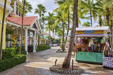 Nassau, Paradise Island 'da canlı bir tropikal alışveriş sahnesi. Pastel dükkanları, palmiye ağaçları ve sahil giyim mağazaları var.