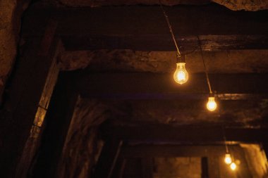 Vintage parlak ampuller kırsal bir iç mekanda sıcak bir parıltı yayarak Paradise Island, Nassau, Bahamalar 'daki tarihi bir binada davetkar bir ortam yaratıyor..