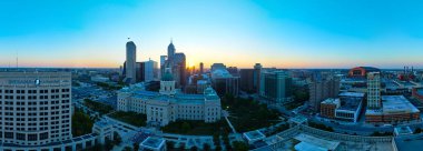 Indianapolis ufuk çizgisi üzerinde gün doğumu 2023 yılında insansız hava aracı tarafından yakalanan hava perspektifinden modern ve tarihi mimarinin bir karışımını gösteriyor.