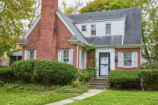 Ann Arbor, Michigan 'daki Kırmızı Tuğlalı İki Katlı Büyüleyici Ev