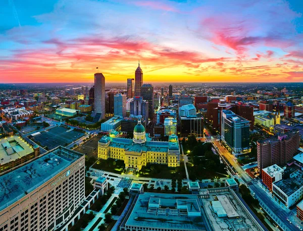Indianapolis 'te Gün Doğumu: İkonik Adliye Sarayı' nın yer aldığı Skyline 'ın Hava Aracı Panoraması