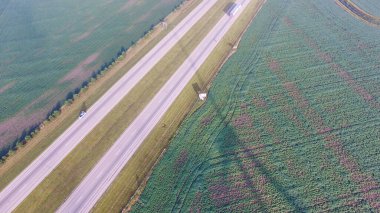 DJI Phantom 3, Ohio kırsalında düz yolda giden araçların 2015 model hava görüntüsünü yakalıyor, ulaşım ve tarımın uyumunu gösteriyor.