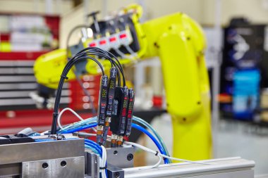 Otomatik bir endüstriyel tesis olan Churubusco 'da robotik kolla elektrik bileşenlerine yakın çekim..