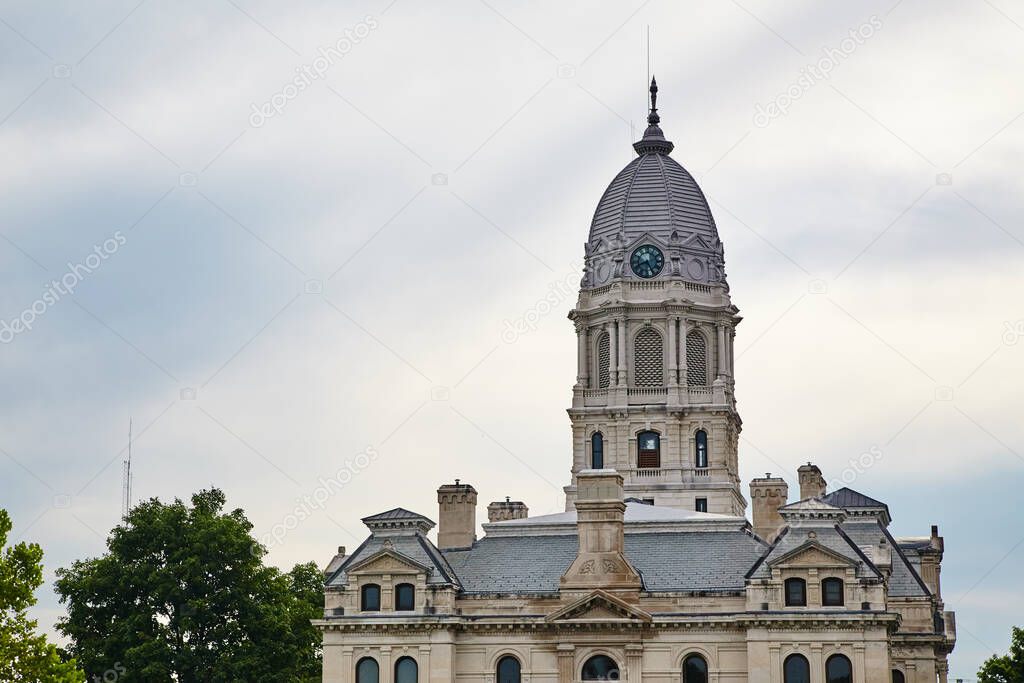 Majestic Courthouse Architecture en Etna Green, Indiana Una mezcla de estilos clásicos y