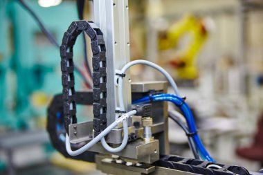 Otomatik bir fabrikada, Churubusco 'daki endüstriyel yenilikleri ön plana çıkaran kablo taşıyıcı zincirinin ve makinelerin yakın çekimi,.