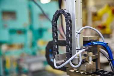 Endüstriyel makinede hassas mühendislik ürünü enerji zinciri, kablo koruma ve organizasyon odaklı, Churubusco, Indiana.