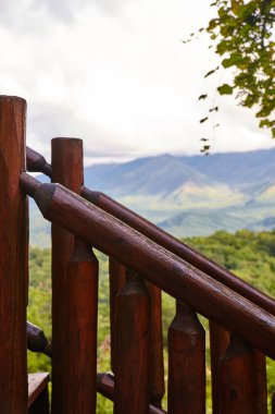 2015 'te Gatlinburg, Tennessee' de Ormanla Kaplanmış Ahşap Tırabzanlar