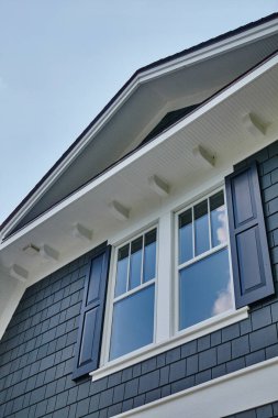 Modern Home Exterior Showcasing Slate Shingles ve White Trims, Mimari Detaylar Gün Işığında Yakalandı, Varşova Indiana 2015