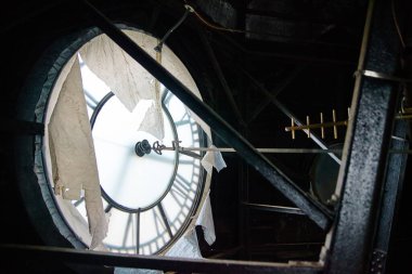 Varşova Adliyesi, Indiana 'daki antik bir saat kulesinin içerisinden saatlerin, karmaşık metal işçiliğin ve Roma rakamlarının, dayanıklılığın ve zamanın akışının görüntüsü gösteriliyor..