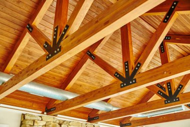 2015 Mimari Tasarım, karmaşık geometrik desenleri, siyah metal takviyeleri ve modern havalandırma ile sağlam ahşap kiriş tavanı sergiliyor.