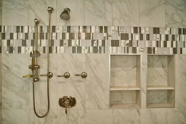 Michigan 'daki Modern Lüks Banyo Vitrinleri Opulent Brass Eşyalar ve Zarif Mermer Döşeme Tasarımı, 2015