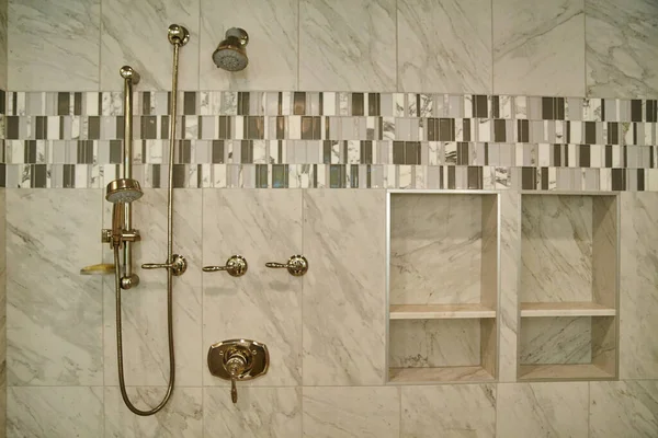 Michigan 'daki Modern Lüks Banyo Vitrinleri Opulent Brass Eşyalar ve Zarif Mermer Döşeme Tasarımı, 2015