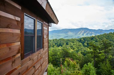 2015 'te Gatlinburg, Tennessee' deki Bereketli Orman ve Görkemli Dumanlı Dağlara Bakan Kırsal Ahşap Kulübe 'de Güneşli Gün