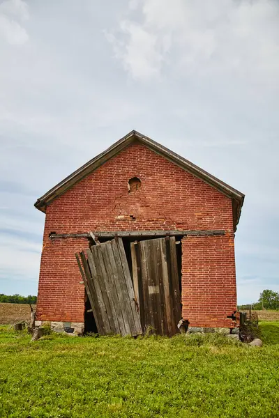Abandoned Red Brick Barn Decaying Wooden Doors Auburn Indiana Soft — Stock Photo, Image