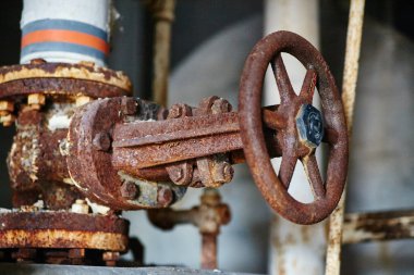 Terk edilmiş bir Ohio otelinde, aşırı paslanmış bir vananın yakın çekimi endüstriyel bozulmayı ve zamanın akışını simgeliyor.