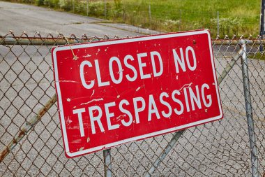 Gatlinburg, Tennessee 'de terk edilmiş bir tema parkında zincir çitlerde 