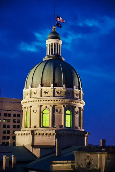 Twilight Indiana Capitol Illuminated Dome American Flag Neoclassical Architecture Indianapolis — Stock Photo, Image