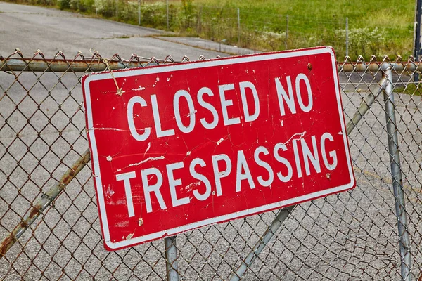 Gatlinburg, Tennessee 'de terk edilmiş bir tema parkında zincir çitlerde 