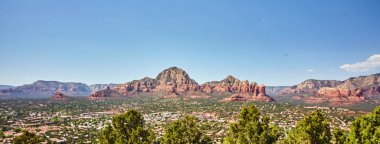 Sedona, Arizona 2016: Görkemli çöl dağları ve mavi gökyüzüne karşı panoramik bir kasaba manzarası