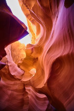 Canlı 2016 görüntüsü Arizona 'daki Antilop Kanyonu' nun büyüleyici güzelliğini gözler önüne seriyor, doğal ışık altında oyulmuş kaya duvarlarının ılık renklerini yakalıyor..