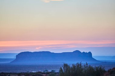 Sedona 'daki Arizonas Anıt Vadisi' nin huzur dolu güzelliğini 2016 'da ele geçiren Pastel Alacakaranlık.